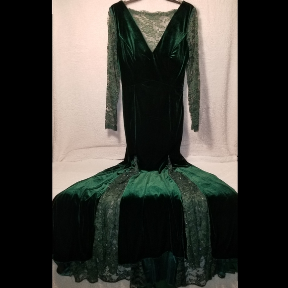One-Of-A-Kind, Gorgeous Emerald Green Evening Gown - Picture 2 of 8